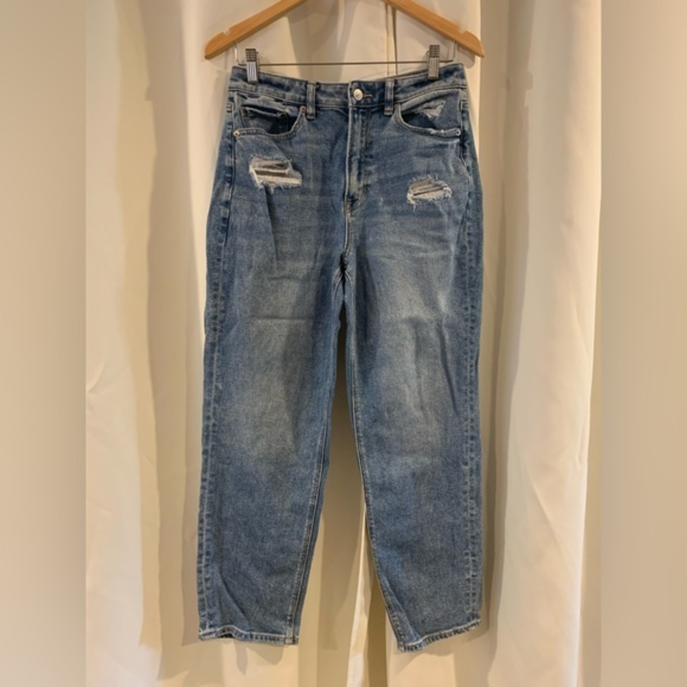American Eagle Mom Straight Jean High Rise‎ Distressed Stretchy Size 8 Reg
